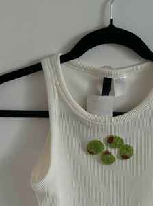 Top corto de algodón blanco con diseño único, bordado con cuentas y lazo rosa, para mujer, ropa informal de verano. - Product Image 6