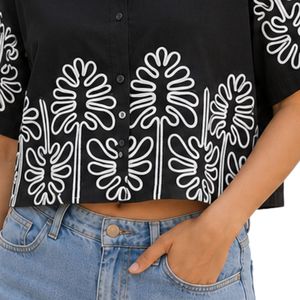 Camisa Corta Negra para Mujer con Botones, Bordado Floral Blanco, Manga Corta, Blusa Casual de Verano, Top de Algodón de Diseño Personalizado - Product Image 5