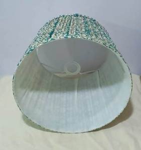 Pantalla de Lámpara de Mesa Plegada Hecha a Mano con Tela Ikat Azul y Blanca Anna - Product Image 5