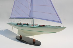 Modèle de bateau à voile en bois peint à la main COURAGEOUS-America Yacht - Product Image 6
