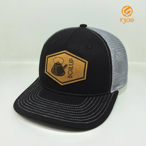 Gorra Trucker de 5 Paneles con Logotipo Grabado Personalizado en Parche de Cuero, Gorras Deportivas con Malla Trasera, Venta al por Mayor, OEM, Alta Calidad, Fábrica de Gorras en Vietnam - Product Image 1