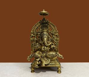 งานฝีมือนิรมลา รูปปั้นพระพิฆเนศทองเหลืองทำมือสไตล์อาร์ตเดโค - งานแกะสลักสำหรับวัดฮินดู เหมาะสำหรับตกแต่งโต๊ะในห้องนั่งเล่น - Product Image 1