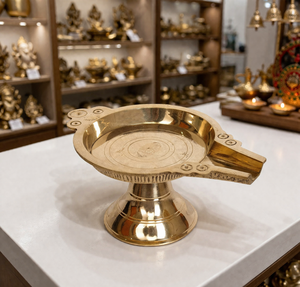 Support de Diya rond en laiton antique à motif paon, fait main, avec poignée, pour lampe à huile traditionnelle - Product Image 1