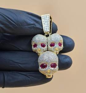 Colgante de triple calavera con ojos de rubí, chapado en plata de ley 925, joyería gótica para hombre, colgante hip-hop, colgante rapero, colgante bling. - Product Image 2
