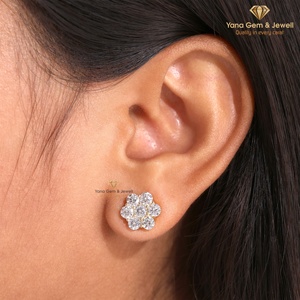 Boucles d'oreilles clous en or massif 14 carats pour femme, serties de sept diamants CVD de laboratoire, taille ronde, couleur D-E-F, clarté VVS-VS, 2,50 carats au total, motif floral. - Product Image 4