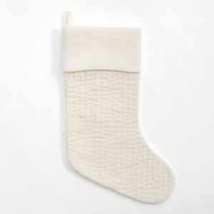 Chaussettes de Noël en velours vert, blanc et rouge, douces, avec décorations brodées - Product Image 3