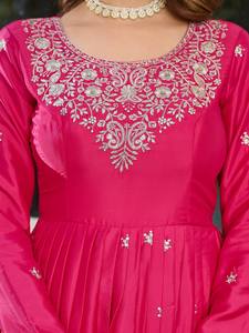 ชุดเดรสยาวทรง Anarkali สีชมพูสดสำหรับผู้หญิง พร้อมงานปักลายเงินทองหนักแน่น กระโปรงบาน ผ้าคลุมไหล่เข้าชุด ออกแบบโดยดีไซเนอร์อินเดีย เหมาะสำหรับงานปาร์ตี้ - Product Image 4