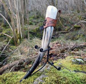 Corne à boire artisanale | Corne à boire viking 100% naturelle pour la bière |   Polie et ornée avec un support en métal. Avec étui en cuir offert. - Product Image 2