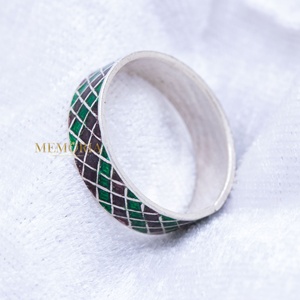 Vente en gros de bagues vintage unisexes en argent sterling 925 avec motif géométrique en émail rouge et vert, bijoux Memoria - Product Image 4