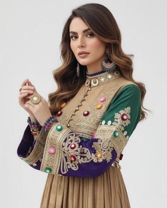 Robe longue élégante rouge et verte en mousseline, faite main avec broderie dorée et travail miroir, style vintage, matériaux recyclés, pour mariage - Product Image 3