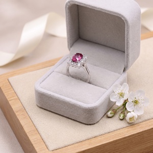 Anillo de Oro Blanco Sólido de 18K con Rubí Natural en Forma de Cojín y Halo de Diamantes, Joyería Fina, Memoria Jewels, Venta al Por Mayor - Product Image 6