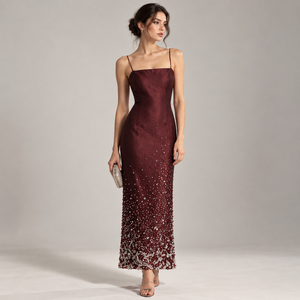 Robe de soirée de luxe en satin bordeaux perlée, col carré, taille naturelle, silhouette trapèze, ornements en strass - Product Image 1