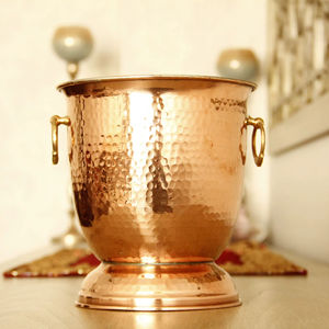 Enfriador de hielo martillado versátil con asas laterales redondas, perfecto para entretenimiento en el hogar, bodas y eventos especiales. - Product Image 1