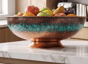 Frutero de Cobre Martillado con Patina Teal y Detalles en Turquesa Verdigris, Centro de Mesa Decorativo Metálico con Base para Cocina - Product Image 2