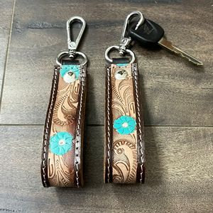 Nouveaux porte-clés en cuir de vachette floral artisanal de qualité supérieure, vente en gros directe d'usine, porte-clés unisexe élégant, breloques pour sac souvenir - Product Image 5