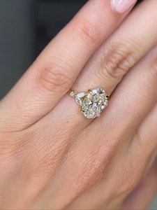 Bague de fiançailles à trois pierres en diamant ovale de 3 carats cultivé en laboratoire, pierres latérales en forme de poire et rondes, bague en or jaune, certifiée IGI. - Product Image 3