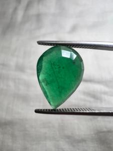 Émeraude naturelle zambienne de 4,54 carats, taille poire, pierre précieuse verte en vrac pour la fabrication de bijoux, vente en gros - Product Image 2