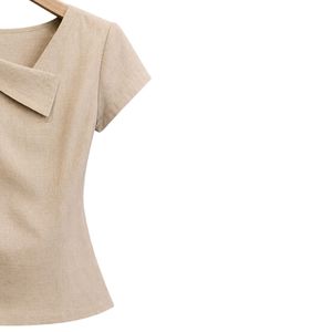 Camiseta Beige de Manga Corta con Cuello Asimétrico para Mujer, Detalle de Botones, Estilo Casual Minimalista, Top de Verano, Fabricante de Ropa Personalizada al por Mayor - Product Image 3
