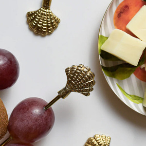 Piques à apéritif dorées en forme de coquillage, lot de 4 piques à cocktail, accessoires de bar, piques à fruits, piques en métal de qualité supérieure - Product Image 4