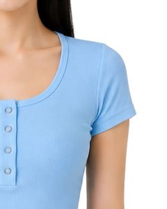 เสื้อครอปแขนสั้นทรงเข้ารูปสีฟ้าอ่อนสำหรับผู้หญิง ผ้าคอตตอนผสมสแปนเด็กซ์ ยืดได้ สวมใส่สบาย เหมาะสำหรับฤดูร้อน มีกระดุม - Product Image 4