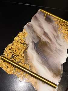 Plateau de service en résine fait main, plateaux en résine avec poignée en métal, plateau de service décoratif de haute qualité, multi-usages pour la cuisine - Product Image 3