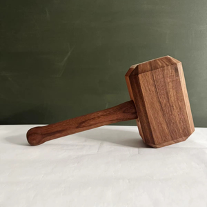 Marteau décoratif en bois pour la présentation, l'artisanat et la présentation sur le thème utilitaire rustique - Product Image 1