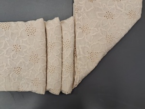 Tissu en coton blanc de qualité supérieure avec broderie Schiffli - Motifs floraux et ajourés pour ensembles coordonnés et robes - Product Image 6
