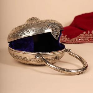 Sac à main en métal artisanal traditionnel God Grace Craft avec motif floral circulaire en relief, pochette de soirée - Product Image 6