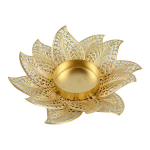 Porte-bougie en métal à motif floral, idéal pour les occasions décontractées et formelles, apporte chaleur et charme aux entrées et aux couloirs. - Product Image 4