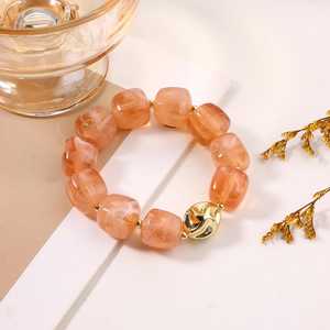 สร้อยข้อมือลูกปัดปรับได้สำหรับนักเรียน ดีไซน์ไม่ซ้ำใคร สร้อยข้อมือเรซิ่นรูปทรงไม่สม่ำเสมอ ของขวัญสำหรับผู้หญิง งานฝีมือเรซิ่น - Product Image 2