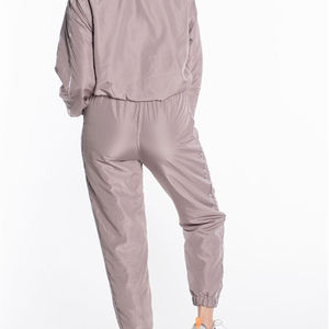 Ensemble deux pièces pour femmes, coupe-vent sportif élégant à capuche, imprimé, en nylon, léger, respirant, veste d'été pour l'extérieur, short, OEM - Product Image 3