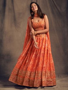 Robe de demoiselle d'honneur pour femme, en organza à imprimé floral orange Zari, sans manches, taille naturelle, coupe évasée, longueur au sol - Product Image 1