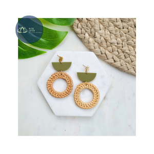 Boucles d'oreilles pendantes géométriques en rotin naturel faites à la main Glory – Bijoux pour femmes, VENTE CHAUDE - Product Image 1