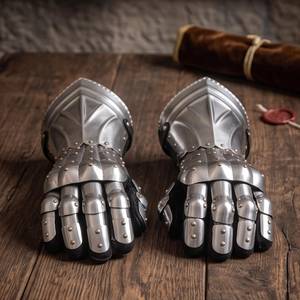 Gants de guerrier modernes en acier de style médiéval avec doigts à pointes, plaqués argent, armure antique embossée, objet de collection - Product Image 4