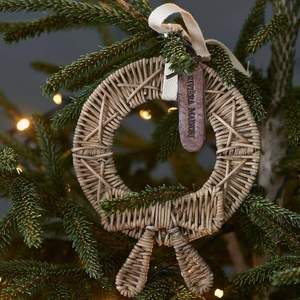 Adornos colgantes de estrellas de madera hechos a mano con centros huecos y colgadores de hilo de yute, perfectos para decoración rústica navideña. - Product Image 5