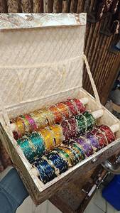 Ensemble de bracelets multicolores en verre serti, prêt pour l'affichage en showroom, ton or, style Ghungroo Kadas du Cachemire, lot de 144 Chudiyan en verre avec doublure B - Product Image 5