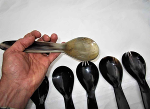 Cuillère classique en corne naturelle de bœuf et de buffle pour la restauration et le service de table lors de réceptions - Product Image 3