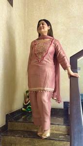 Conjunto de Salwar Kameez Rosa Bordado para Mujer, Traje Étnico Tradicional de Secado Rápido y Corte Regular para Bodas, Fiestas y Diwali - Product Image 3