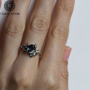 Bague Charm_Jewells pour femme en argent 18 carats, classique, avec moissanite taille coussin, sertie en grappe, motif floral vintage, certifiée IGI - Product Image 6