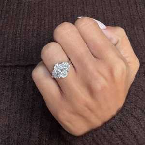Anillo de Compromiso con Diamante Cultivado en Laboratorio de Corte Ovalado de 4 Quilates y Tres Piedras |   Anillo de boda con halo oculto |   Oro de 18K con Certificado IGI de Lujo - Product Image 1