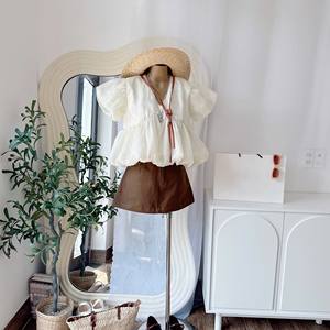 Conjunto de Top y Falda Marrón de Inspiración Vintage para un Estilo Urbano y Adorable - Product Image 1