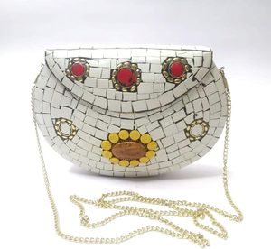 Pochette en métal argenté avec chaîne florale en forme de coquillage, idéale pour les soirées et mariages, produit artisanal - Product Image 3