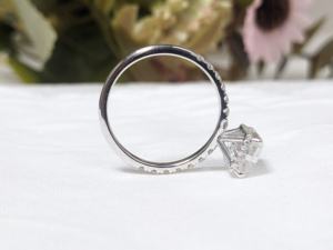 Anillo de compromiso clásico de moissanita con corte radiante de 2.75 quilates para mujer, anillo de halo oculto de oro blanco macizo de 14 quilates, anillo de promesa - Product Image 4