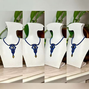 สร้อยคอมาคราเม่รูปดอกบัวสีน้ำเงิน ทำด้วยมือ สไตล์มินิมอล จี้สัญลักษณ์ สร้อยคอสำหรับงานปาร์ตี้ เครื่องประดับศิลปะ สร้อยคอ HARI OM - Product Image 2