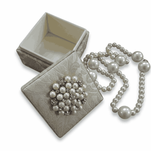 Caja de Regalo de Lujo con Tela Brocada Dorada y Broche de Perlas y Cristales, Caja de Recuerdo para Boda con Tapa Desmontable Cuadrada - Product Image 1