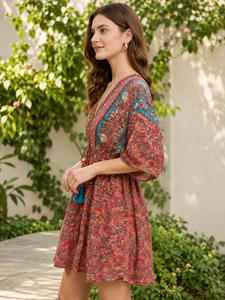 Vestido Occidental Cómodo de Alta Calidad con Estampado Floral Rojo, Cuello en V con Cordones, Media Manga, Dobladillo con Volantes y Cintura Ajustable para Mujer - Product Image 3