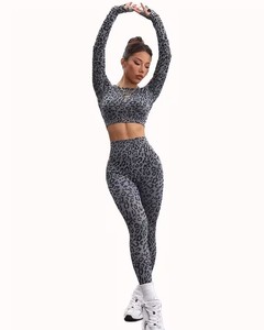Conjunto de yoga de 2 piezas para mujer con estampado de leopardo: top corto de manga larga con espalda recortada y leggings de cintura alta con efecto fruncido para gimnasio - Product Image 1