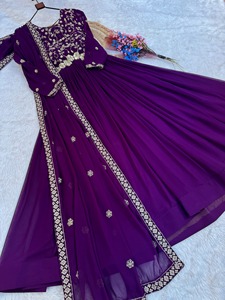 Dernières collections de robes Anarkali pour femmes, en tissu fantaisie effet fleuri, pour mariages, festivals et événements, avec broderies et perles. - Product Image 3