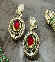 Ensemble collier et boucles d'oreilles pour femme en laiton plaqué or de qualité supérieure, orné de zircon et de kundan, idéal pour mariage, fiançailles, fête ou cadeau. - Product Image 2