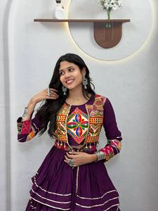 Conjunto de Lehenga Indio-Pakistaní con Estampado de Bloques Morados, Bordado, de Manga Larga, con Falda Plisada en Capas, para Festivales - Product Image 4